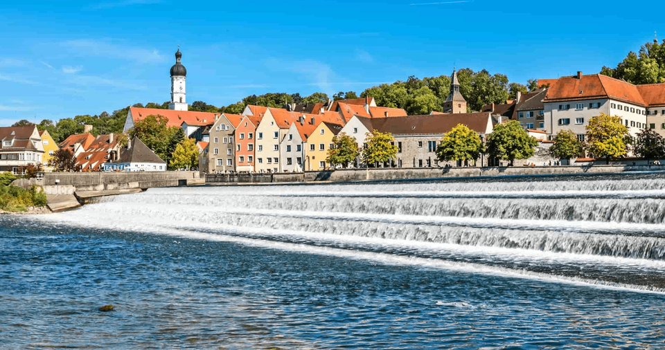 Altstadt von Landsberg am Lech mit dem Lechwehr im Vordergrund