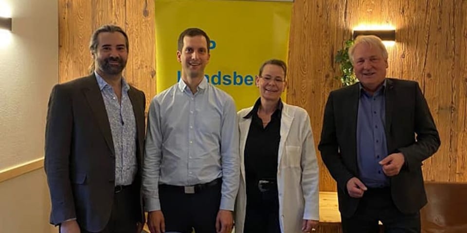 Vier Gäste des Diskussionsabends stehen vor einem gelben FDP-Landsberg-Banner