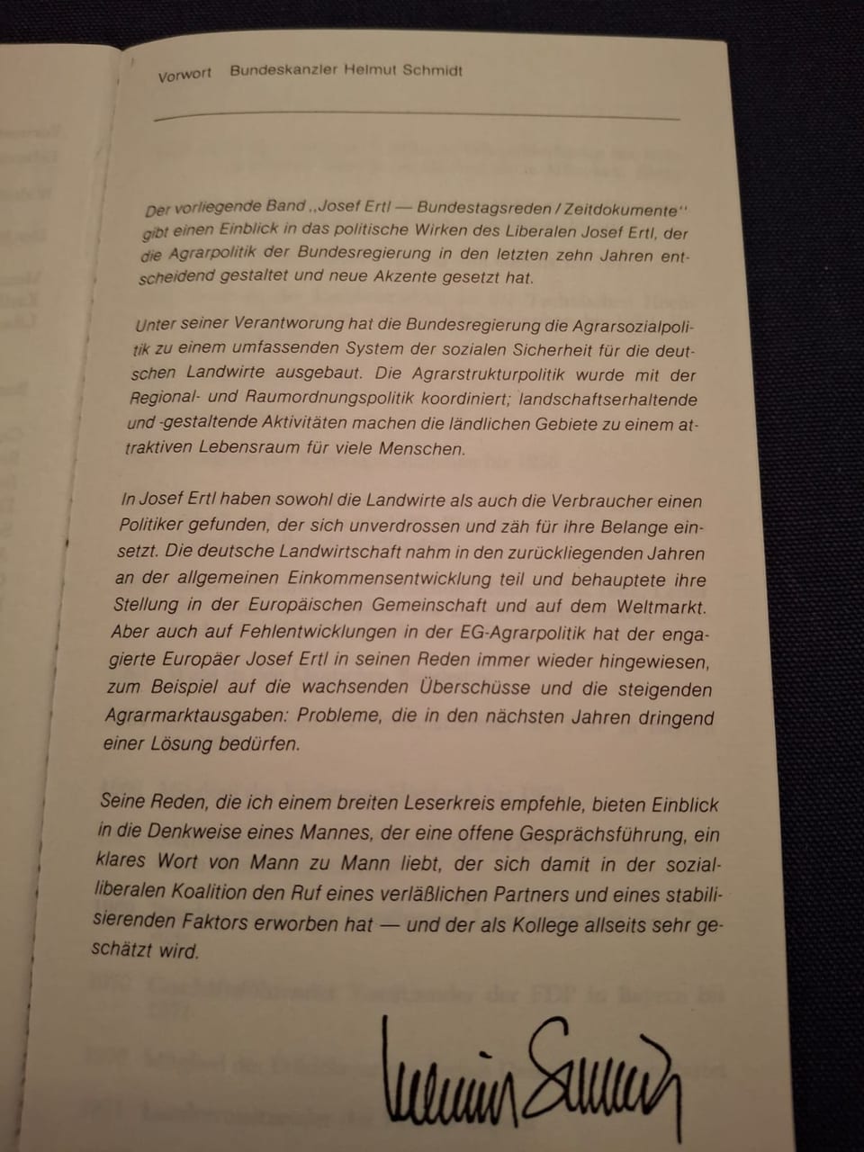 Aufgeschlagene Buchseite mit der Überschrift „Vorwort Bundeskanzler Helmut Schmidt" und einer handschriftlichen Unterschrift am Seitenende