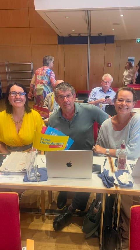 Drei Delegierte des Kreisverbands Landsberg an einem Konferenztisch mit Laptop und FDP-Tischfähnchen, von rechts Birgit Kerckhoff, Armin Ihle und Ulla Schäfer
