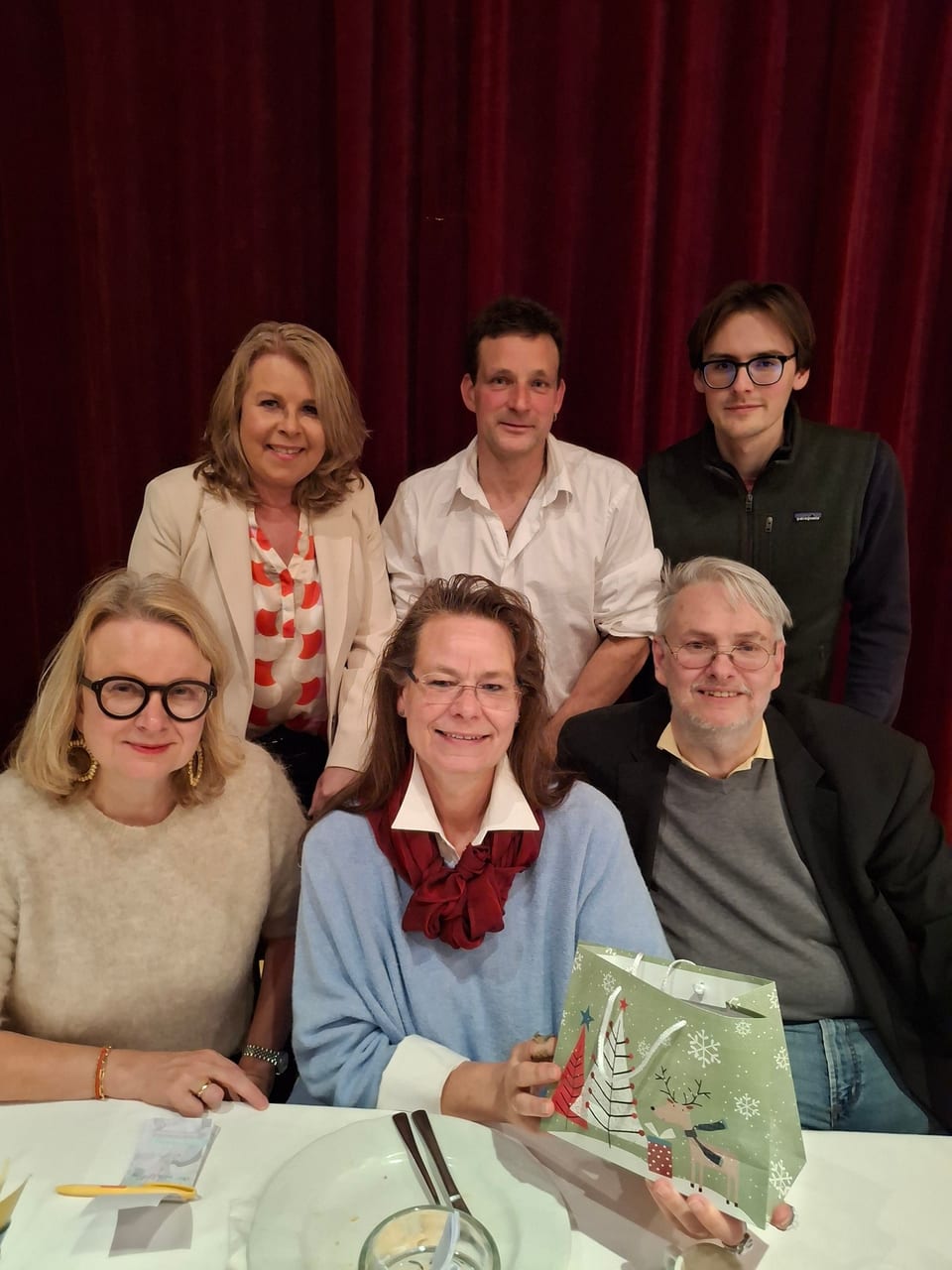 Sechs Mitglieder des Präsidiums der Listenaufstellungsversammlung posieren für ein Gruppenfoto vor einem roten Vorhang, in der Mitte der hinteren Reihe der Landratskandidat Jürgen Speer