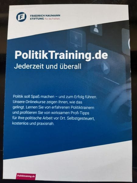 Broschüre der Friedrich-Naumann-Stiftung mit dem Titel „PolitikTraining.de, Jederzeit und überall"