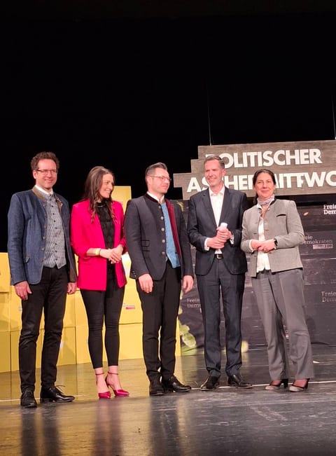 Fünf Rednerinnen und Redner stehen nebeneinander auf der Bühne vor der Kulisse mit der Aufschrift Politischer Aschermittwoch