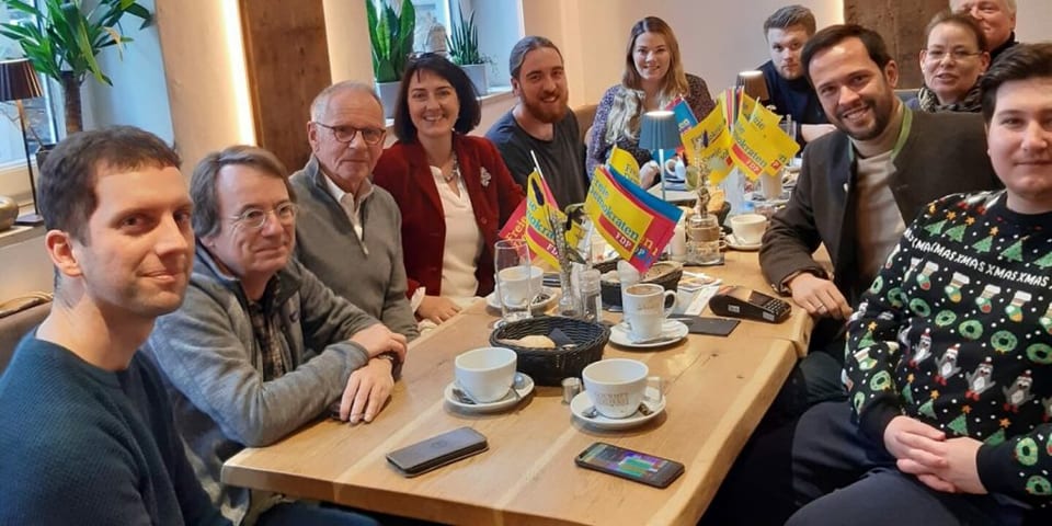 Gäste am Frühstückstisch mit FDP-Tischfähnchen und Kaffeetassen beim adventlichen Politischen Frühstück